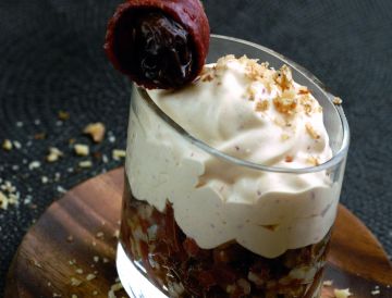 Verrine de magret de canard fumé, crème fouettée aux pruneaux