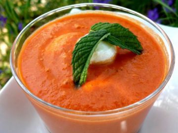 Soupe froide tomates - poivrons à la mozzarella