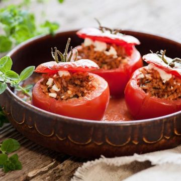 Tomates farcies au riz, pignons, raisins secs et feta