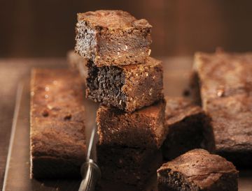 Petits pavés au chocolat et aux amandes ou noix de coco