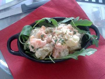 Salade de pommes de terre au saumon fumé et feuilles de roquette