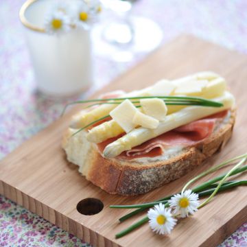 Tartines de jambon cru, asperges et fromage blanc