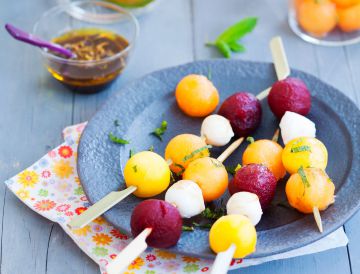 Brochettes de billes multicolores et sirop balsamique