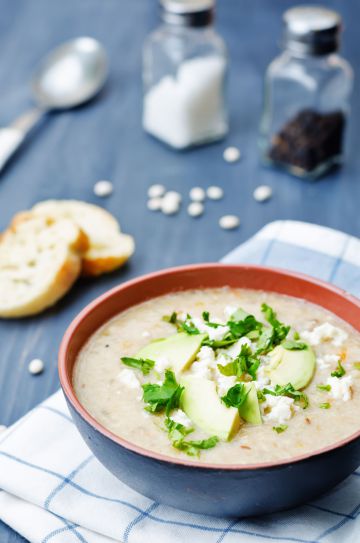 Soupe d'avocat et poulet maison