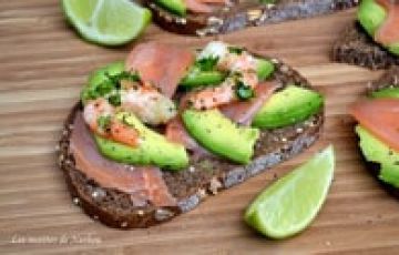 Tartines au saumon fumé, avocat mariné au citron vert et crevettes persillées