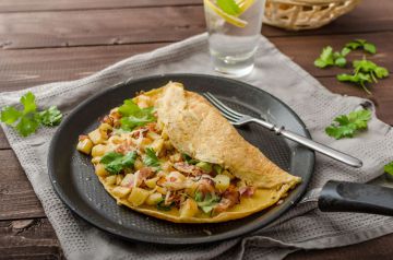 Omelette persillée aux pommes de terre et lard fumé