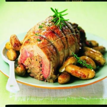 Gigot farci aux champignons, pommes de terre nouvelles au thym