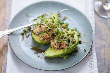 Avocat au tartare de saumon à l’huile essentielle de pamplemousse