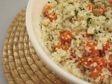 Taboulé de chou-fleur, carottes rôties, amandes et coriandre