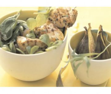 Brochettes de poulet au miel salade de mesclun et figues crues