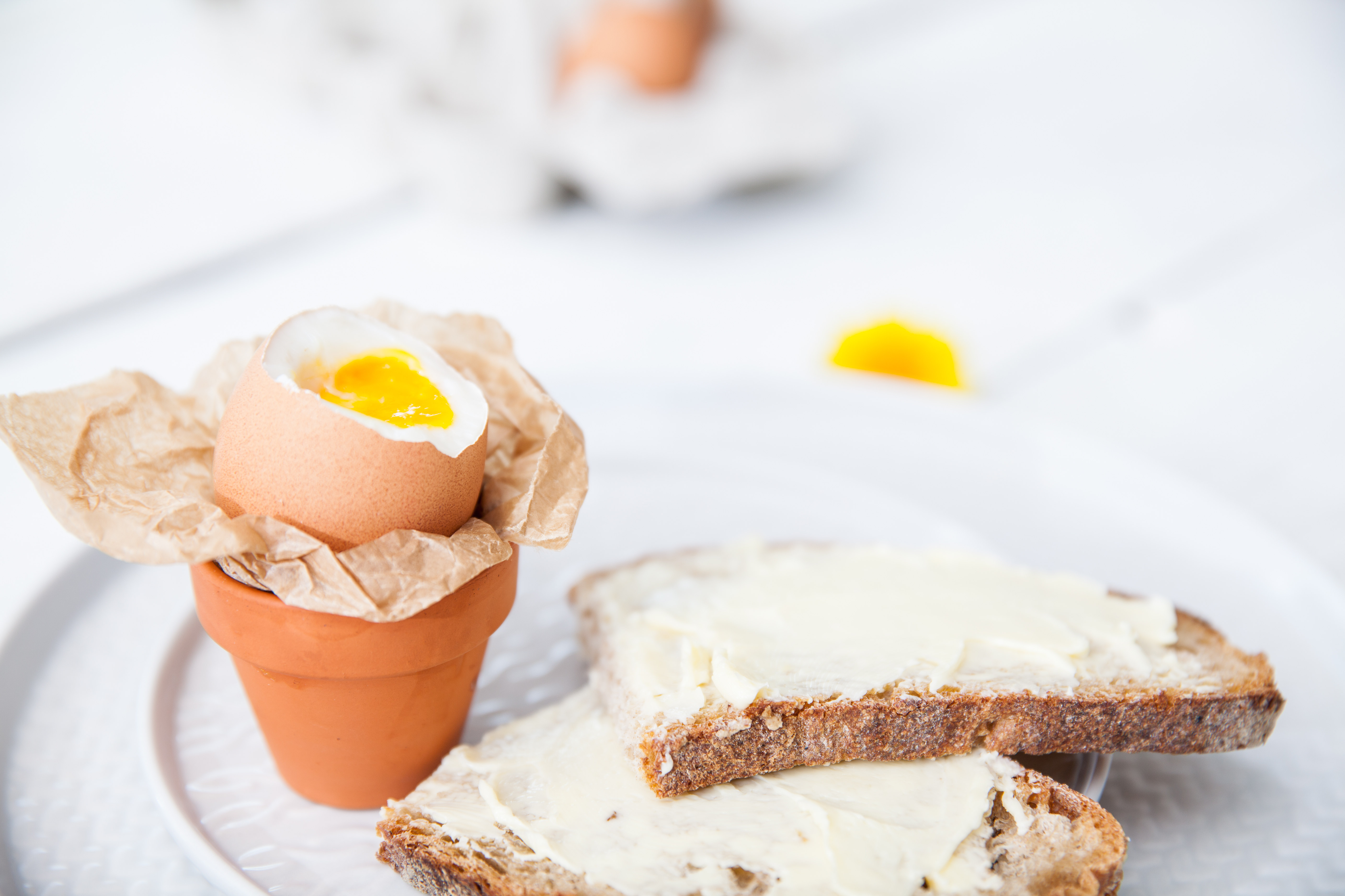 Pain d’épeautre au levain et oeufs coque