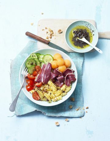 Power bowl pâtes, tomates, concombre, melon et magret de canard fumé                                                                              