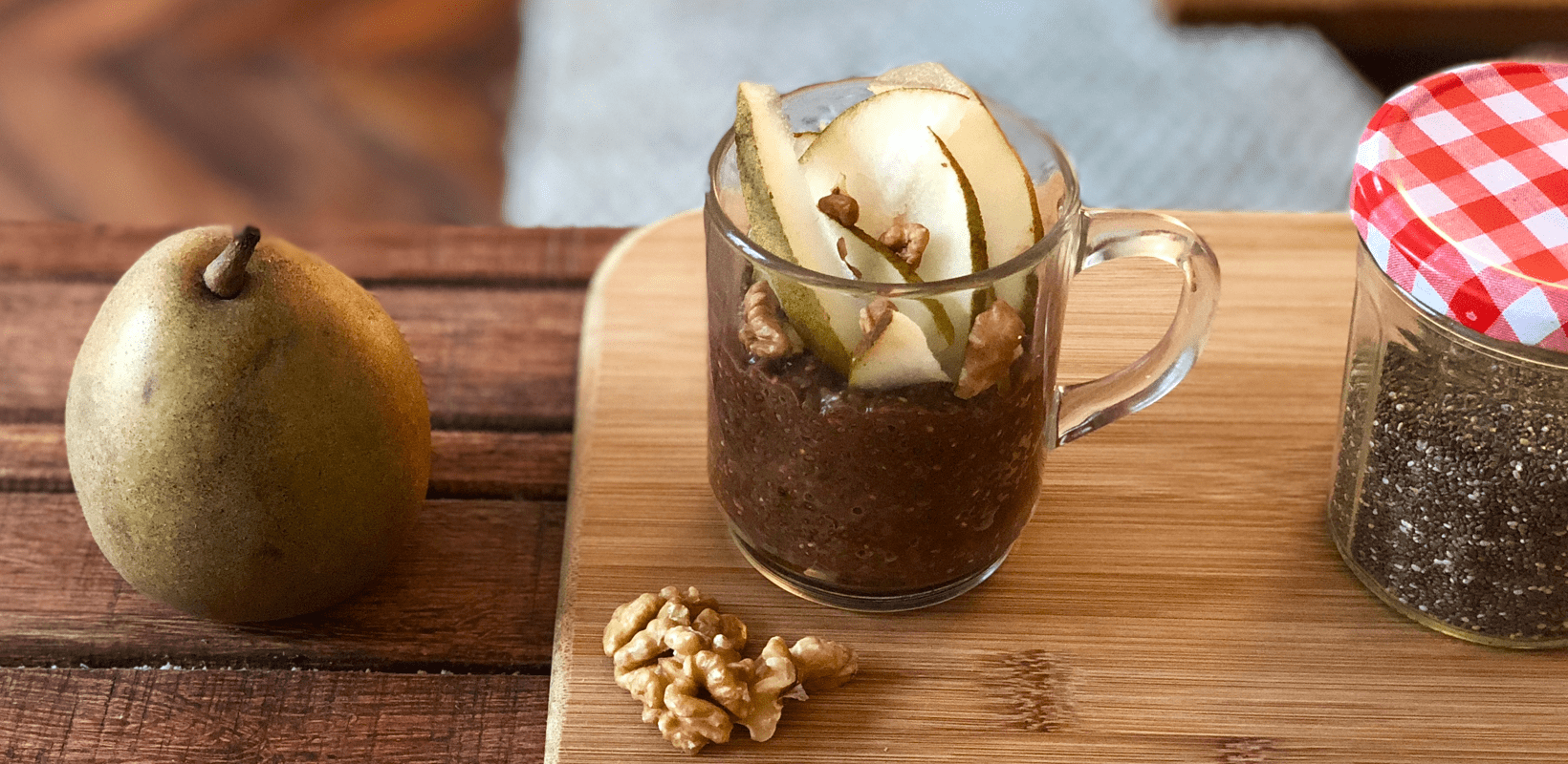 Pudding de graines de chia au chocolat, poires et noix - Yuka