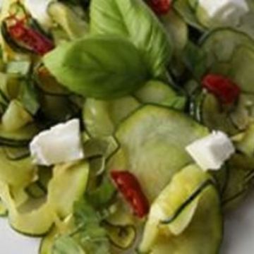 Salade de courgettes au basilic, piment et citron