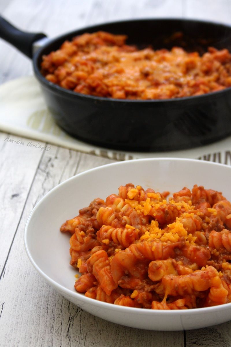 One pot pasta à la sauce tomate, boeuf haché et cheddar