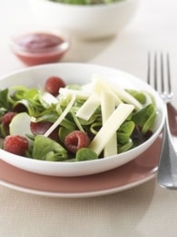 Salade rose au Comté, pommes, betteraves et framboises