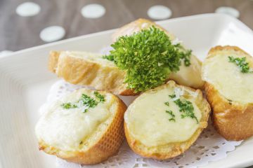 Toasts au fromage frais et à l'avocat