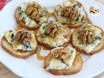 Toasts au roquefort, noix et miel