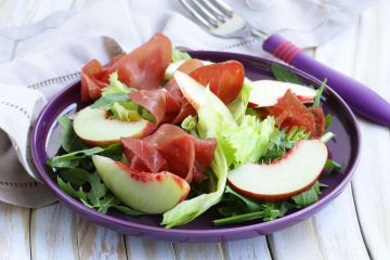 Salade au bresaola et aux nectarines