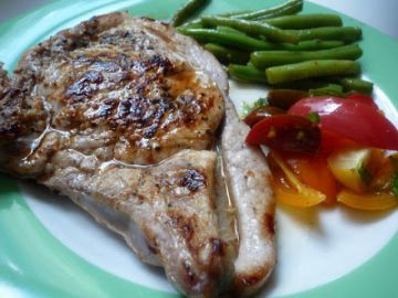 Cotelette de veau aux haricots verts sautés et tomates colorées