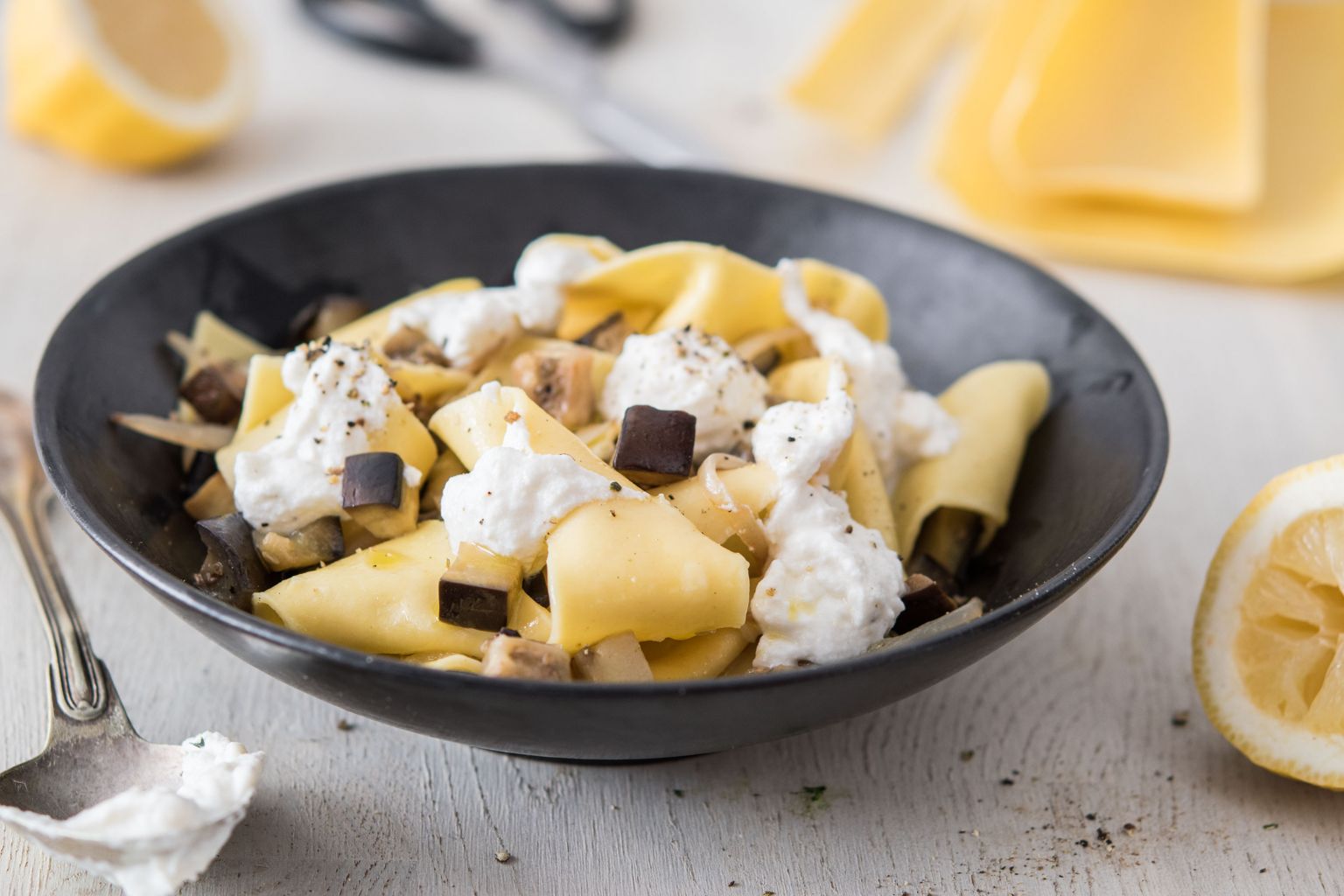 Parpadelle à l'aubergine, citron et ricotta