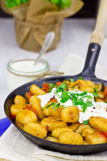 Gnocchis tomate-courgette, sauce à la feta