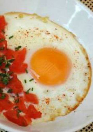 Oeufs au plat à la tomate et au piment d'Espelette