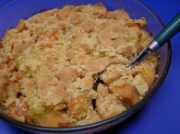 Crumble aux coings, pommes et noix