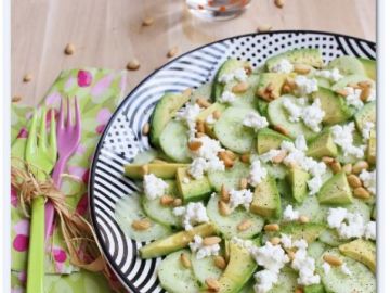 Salade de concombre, avocat, chèvre frais et pignons