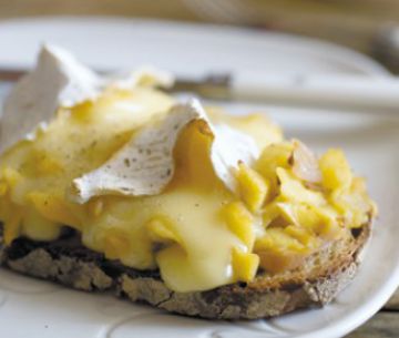 Tartines chaudes au camembert et à la pomme