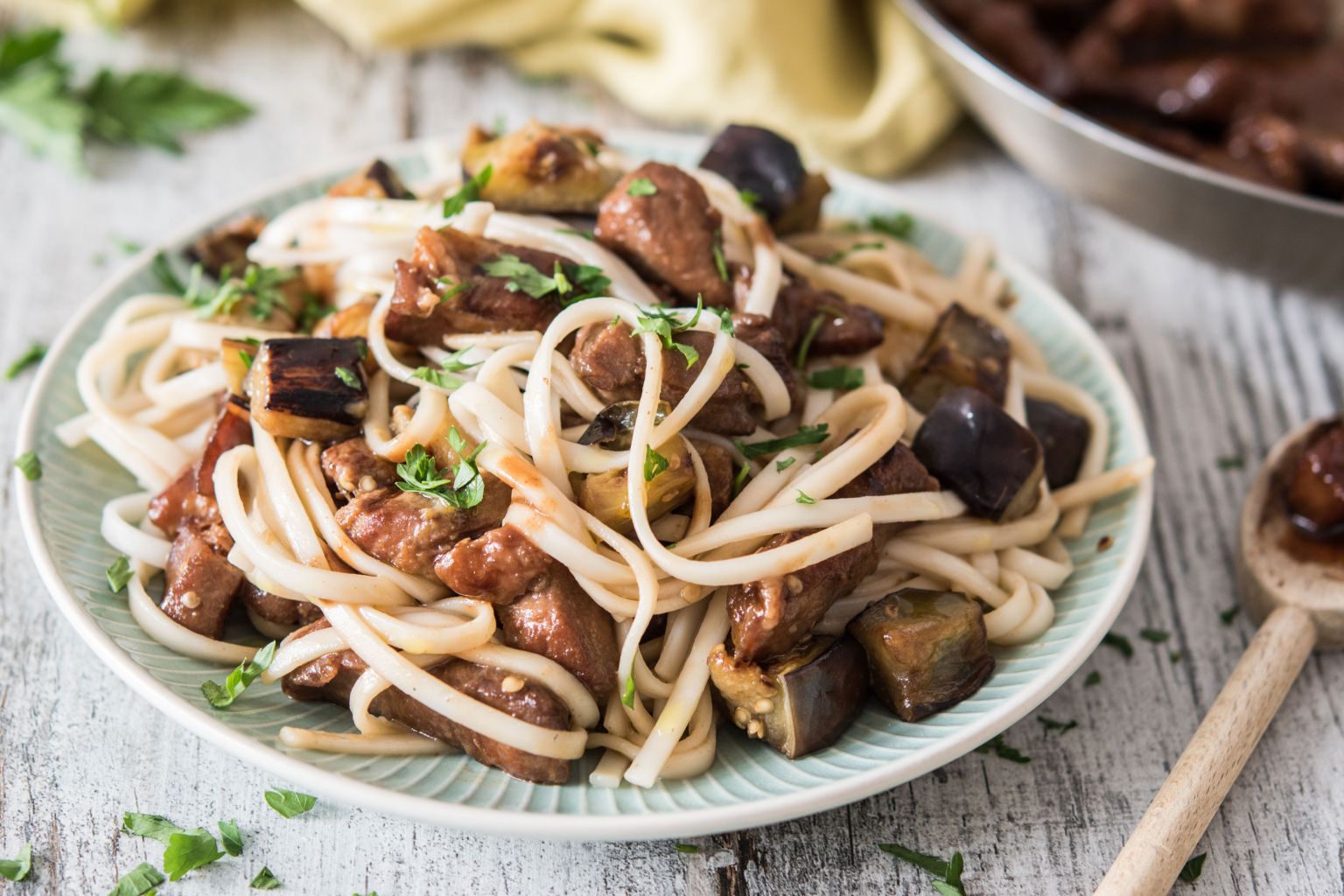 Porc caramélisé au soja et nouilles udon