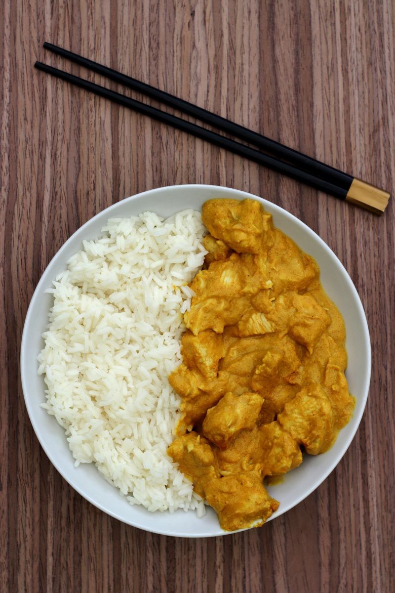 Curry de poulet au lait de coco et cacahuètes