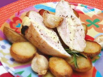 Filets de poulet farcis à la vache qui rit et pommes de terre 