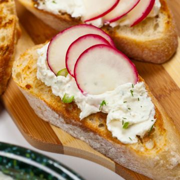 Tartine au fromage de chèvre, radis et basilic