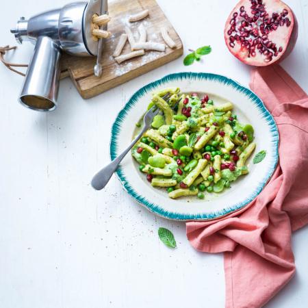 Macaronis fraîs à la crème de fèves et de petits pois, menthe fraîche et grenade.