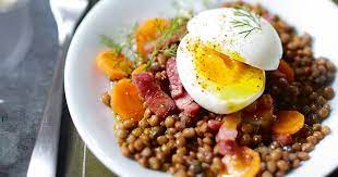 Salade de lentilles au curry, œuf mollet et lardons (Sportif)