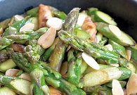 Wok d'asperges vertes au poulet et amandes grillées