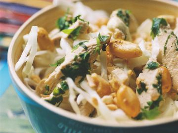 Salade de chou blanc, cacahuètes et blanc de poulet