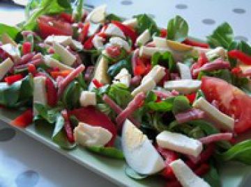 Salade d'été au jambon et mozzarella