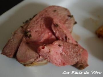 Gigot d'agneau au thym et ail confit et ses pommes fondantes