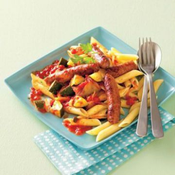 Penne aux légumes d'été et chipolatas