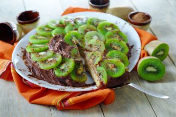 Gâteau mousse au chocolat et kiwis