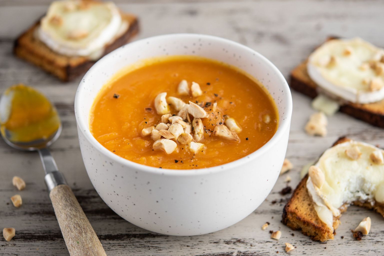 Velouté de butternut aux amandes et toast de pain d'épices au fromage