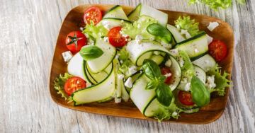 Tagliatelles de courgettes aux tomates cerises et miettes de feta en salade