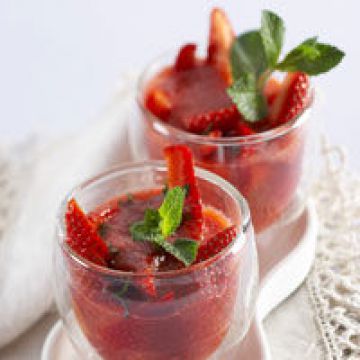 Soupe de fraises à la rhubarbe et au parfum de menthe