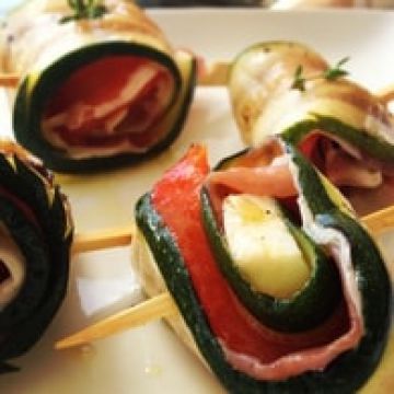 Roulés de courgettes et poivrons grillés