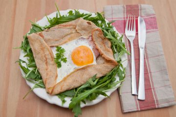 Galette de sarrasin complète œuf, jambon et gruyère