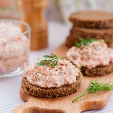 Toasts de seigle aux rillettes de thon et fromage frais