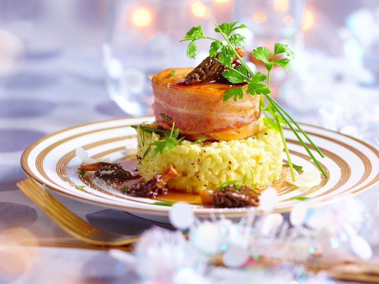 Tournedos de saumon au lard, sauce aux morilles