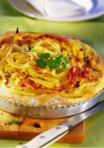 Quiche aux pommes de terre, pommes, fromage et oignons